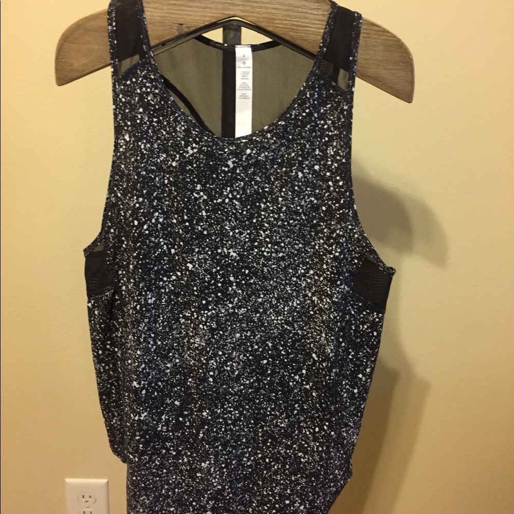 Lululemon black and white activewear